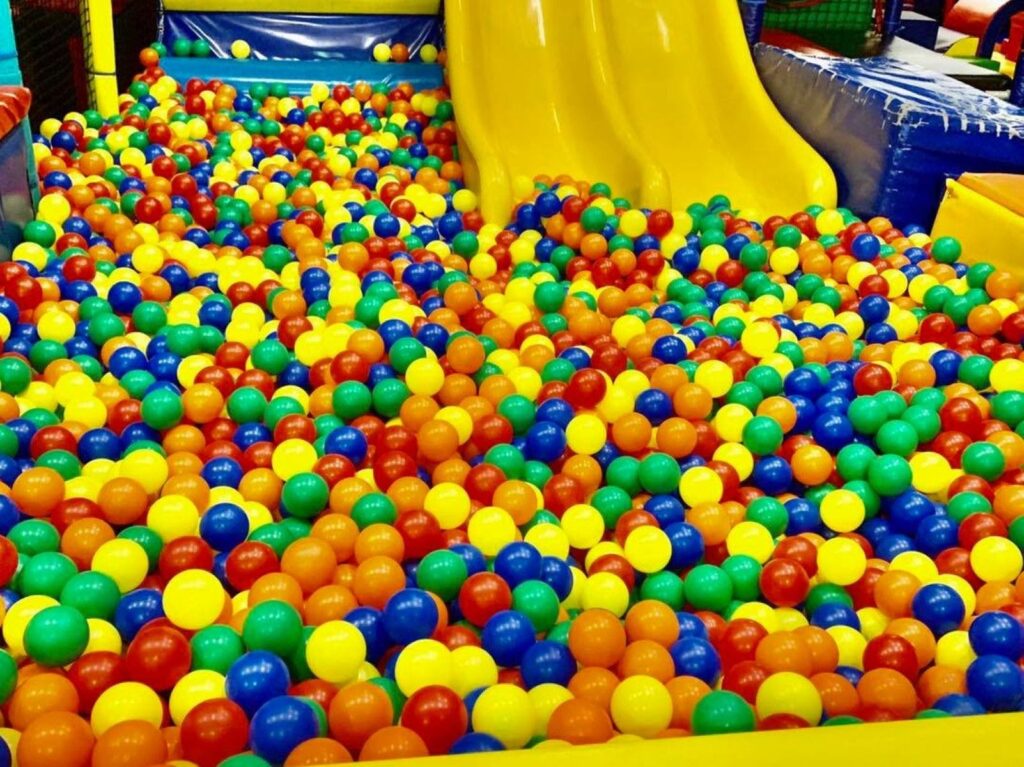 Playmaze lots of balls